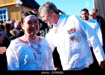 Groenlandia, Danimarca. 4 luglio 2024. Re Federico X e la regina Maria arrivano a Nuuk in Groenlandia, giovedì 4 luglio 2024. La coppia reale visita ufficialmente la Groenlandia dal 29 giugno al 6 luglio 2024. La visita inizia nella baia di Disko e la coppia reale viaggia con Dannebrog a sud lungo la costa occidentale della Groenlandia. (Foto: IDA Marie Odgaard/Scanpix 2024) credito: Ritzau/Alamy Live News Foto Stock