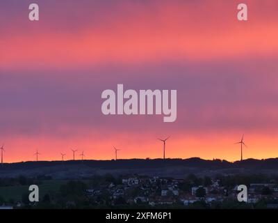 Silhouette di windturbines su un fantastico tramonto Foto Stock