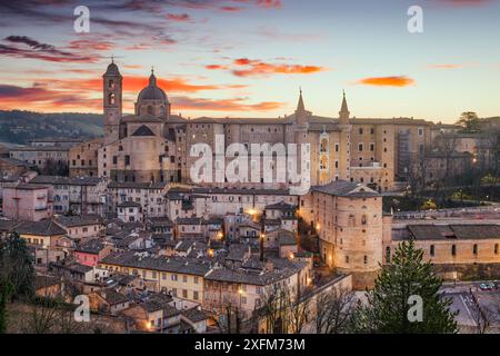 Urbino, città medievale fortificata nelle Marche all'alba. Foto Stock