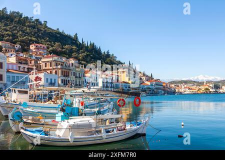 Mattinata di sole presso il pittoresco porto di pescatori della città di Gytheio, nella regione meridionale della Laconia, Peloponneso, Grecia. Foto Stock