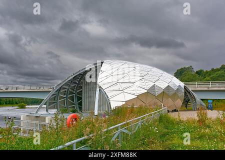 Hydro Ness il generatore idroelettrico in acciaio argentato sulle rive del fiume Ness Scozia una vista all'inizio dell'estate Foto Stock