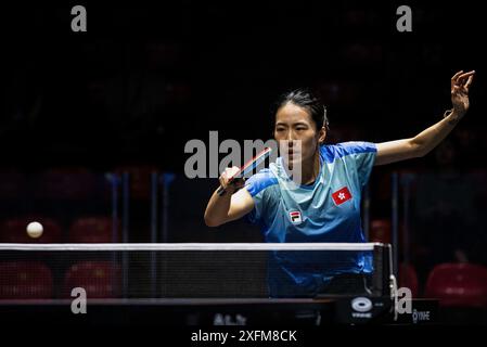 Bangkok, Thailandia. 4 luglio 2024. Zhu Chengzhu di Hong Kong gioca contro Chen SZU-Yu del Taipei cinese (non nella foto) durante il primo round femminile di Ping-pong del 64 nella gara del World Table Tennis Star Bangkok 2024 allo Huamark Indoor Stadium. Chen SZU-Yu ha vinto contro Zhu Chengzhu 3-1 (11:9, 11:9, 6:11, 11:6,) crediti: SOPA Images Limited/Alamy Live News Foto Stock