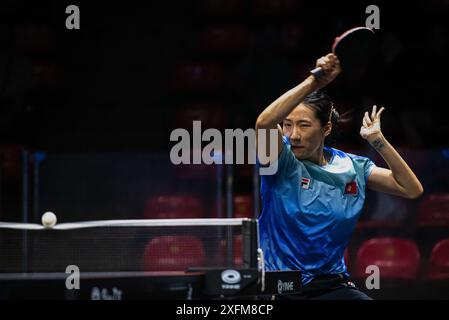 Bangkok, Thailandia. 4 luglio 2024. Zhu Chengzhu di Hong Kong gioca contro Chen SZU-Yu del Taipei cinese (non nella foto) durante il primo round femminile di Ping-pong del 64 nella gara del World Table Tennis Star Bangkok 2024 allo Huamark Indoor Stadium. Chen SZU-Yu ha vinto contro Zhu Chengzhu 3-1 (11:9, 11:9, 6:11, 11:6,) crediti: SOPA Images Limited/Alamy Live News Foto Stock