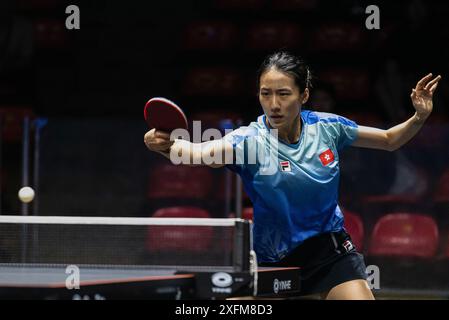 Bangkok, Thailandia. 4 luglio 2024. Zhu Chengzhu di Hong Kong gioca contro Chen SZU-Yu del Taipei cinese (non nella foto) durante il primo round femminile di Ping-pong del 64 nella gara del World Table Tennis Star Bangkok 2024 allo Huamark Indoor Stadium. Chen SZU-Yu ha vinto contro Zhu Chengzhu 3-1 (11:9, 11:9, 6:11, 11:6,) crediti: SOPA Images Limited/Alamy Live News Foto Stock