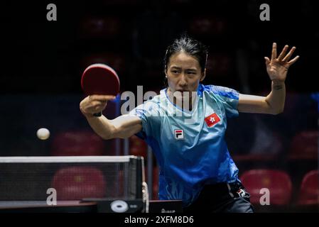 Bangkok, Thailandia. 4 luglio 2024. Zhu Chengzhu di Hong Kong gioca contro Chen SZU-Yu del Taipei cinese (non nella foto) durante il primo round femminile di Ping-pong del 64 nella gara del World Table Tennis Star Bangkok 2024 allo Huamark Indoor Stadium. Chen SZU-Yu ha vinto contro Zhu Chengzhu 3-1 (11:9, 11:9, 6:11, 11:6,) crediti: SOPA Images Limited/Alamy Live News Foto Stock