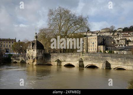 Il fiume Avon nell ondata attraverso Bradford-on-Avon, Wiltshire, Regno Unito, febbraio 2014. Foto Stock