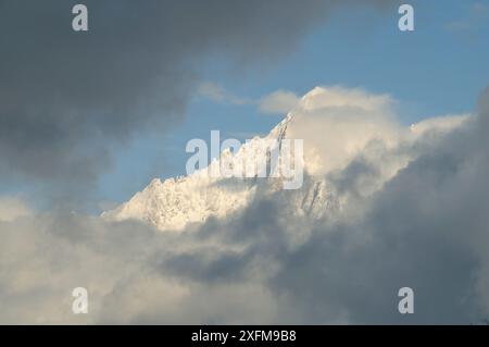 Nubi sul Mont Blanc dopo una recente tempesta di neve, Alta Savoia, Francia, febbraio 2013. Foto Stock