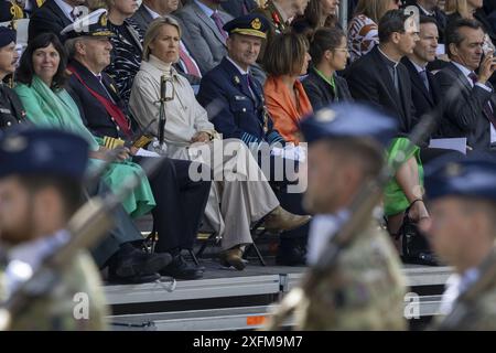 Bruxelles, Belgio. 4 luglio 2024. Capo uscente della difesa ammiraglio Michel Hofman, ministro della difesa Ludivine Dedonder e nuovo capo della difesa Frederik Vansina nella foto durante una cerimonia della difesa belga per trasferire il comando dall'uscente al capo di stato maggiore, giovedì 4 luglio 2024 a Bruxelles. Il tenente generale Vansina succede all'ammiraglio Hofman, che sta lasciando il servizio attivo. BELGA FOTO NICOLAS MAETERLINCK credito: Belga News Agency/Alamy Live News Foto Stock