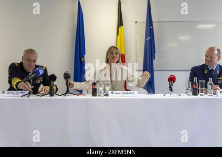 Bruxelles, Belgio. 4 luglio 2024. Capo uscente della difesa ammiraglio Michel Hofman, ministro della difesa Ludivine Dedonder e nuovo capo della difesa Frederik Vansina nella foto durante una conferenza stampa della difesa belga per presentare un nuovo capo di stato maggiore, giovedì 4 luglio 2024 a Bruxelles. Il tenente generale Vansina succede all'ammiraglio Hofman, che sta lasciando il servizio attivo. BELGA FOTO NICOLAS MAETERLINCK credito: Belga News Agency/Alamy Live News Foto Stock