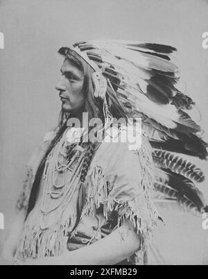 Capo Paupukkeewis, Irochesi adottato da Ouibiways. La fotografia del 1903 mostra il capo Paupukkewis, e l'indiano irochese adottato dagli indiani Ojibwa, capo, ritratto a mezza lunghezza, seduto, rivolto a sinistra. Foto Stock