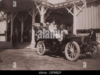 Komura e Takahira lasciano il Wentworth Hotel per una conferenza di pace. STATI UNITI, 1905 Foto Stock