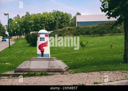 Bastogne, Belgio - 17 luglio 2021: Ultima pietra miliare (1147) della Voie de la Liberte 1944 (Liberty Road) nei pressi del Mardasson Memorial. La Liberty Road è la Foto Stock