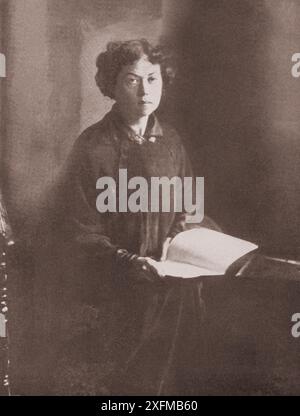 Alexandra Kollontai. Commissario del popolo per la previdenza sociale. Alexandra Mikhailovna Kollontai (1872–1952) è stata una rivoluzionaria russa, politica, diplomatica e teorica marxista. Servì come Commissario del popolo per il Welfare nel governo di Vladimir Lenin nel 1917-1918, fu una donna di spicco all'interno del partito bolscevico. È stata la prima donna ad essere ministro del governo e la prima donna ambasciatrice Foto Stock