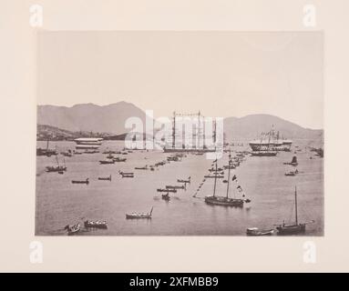 Foto d'epoca del porto di Hong Kong del XIX secolo. Illustrazione della Cina, 1875 Hong Kong è una regione amministrativa speciale della Repubblica popolare cinese. Con 7,4 milioni di residenti di varie nazionalità in un territorio di 1.104 chilometri quadrati (426 miglia quadrate), Hong Kong è uno dei territori più densamente popolati al mondo. Hong Kong fu fondata come colonia dell'Impero britannico dopo che la dinastia Qing cedette l'isola di Hong Kong nel 1841-1842, come conseguenza della perdita della prima guerra dell'oppio. La colonia si espanse fino alla penisola di Kowloon nel 1860 e fu ulteriormente estesa quando l'Unione Foto Stock