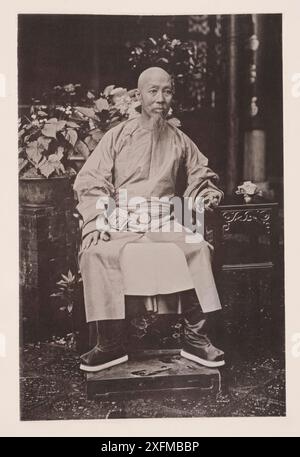 Foto d'epoca di Jui-Lin, governatore generale delle due province di Kwang. Illustrazioni di Qing China, 1875 il governatore generale (Jui-Lin) delle province di Kwang-tung e Kwang-si, chiamato viceré di Canton, dalla località in cui si trova la sua residenza, è uno dei più alti dignitari dell'impero cinese, e allo stesso tempo, forse, è tra tutti i funzionari cinesi il più ampiamente conosciuto dagli europei. Un manciù per nascita, divenne in giovane età impiegato nelle funzioni pubbliche della capitale; e, dopo aver ottenuto il favore dell'imperatore Tao Kwang, raggiunse un alto impiego, Foto Stock