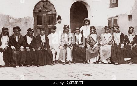 Prima guerra mondiale: Rivolta araba del 1916-1918. Interno di un cortile. Un gruppo di ufficiali turchi e di capi tribali arabi in posa davanti alla camera. Foto Stock