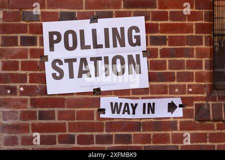 Polling Station presso St Andrew's Church a Westcliff on Sea, Essex, Regno Unito per le elezioni generali del 2024 Southend West & Leigh. Segno di entrata Foto Stock