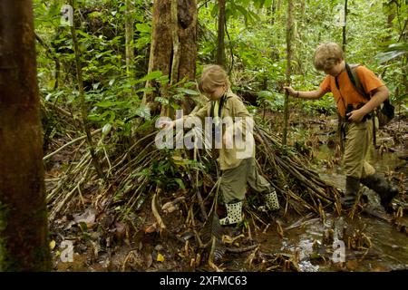 Bambini, Russell e Jessica Laman, escursioni nella foresta pluviale, nel parco nazionale Gunung Palung, Borneo. Agosto 2010 rilasciato il modello. Foto Stock