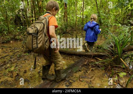 Russell e Jessica Laman camminano nella foresta pluviale, nel parco nazionale Gunung Palung, Borneo. Agosto 2010 rilasciato il modello. Foto Stock