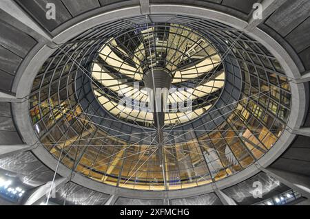 Berlino, Germania. La cupola del Deutscher Bundestag (Parlamento federale tedesco) all'interno dell'edificio del Reichstag Foto Stock