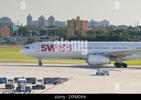 Miami, Florida, Stati Uniti - 5 dicembre 2023: Airbus A330 aereo passeggeri operato da Swiss Airlines che rullano al terminal dopo l'arrivo a Miami Foto Stock