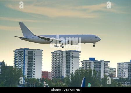 Miami, Florida, USA - 5 dicembre 2023: Jet cargo Atlas Air Boeing 767 (registrazione N1709A) in arrivo all'aeroporto internazionale di Miami. Foto Stock