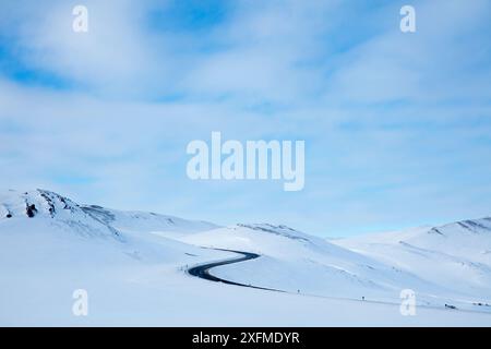 Coperta di neve strada vicino a Myvatn, nord est Islanda, marzo 2016. Foto Stock