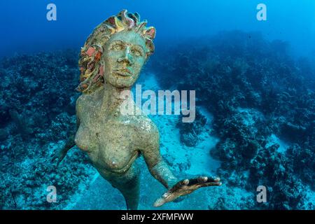 Statua di una sirena "Amphitrite", collocata sott'acqua su una barriera corallina come attrazione per i subacquei. George Town, Grand Cayman, Isole Cayman, Indie occidentali britanniche. Mar dei Caraibi. Foto Stock