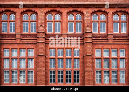 Deatil delle finestre del Pierhead Building in mattoni rossi, costruito nel 1897, nell'area della baia di Cardiff. Originariamente uffici di una compagnia di spedizioni locale. Foto Stock