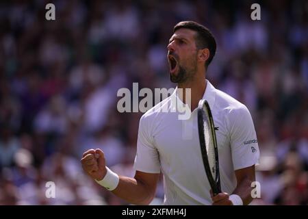 Il serbo Novak Djokovic celebra un punto vincente contro il britannico Jacob Feamley durante la loro partita di tennis maschile il quarto giorno dei Campionati di Wimbledon 2024 all'All England Lawn Tennis and Croquet Club di Wimbledon, a sud-ovest di Londra, il 4 luglio 2024. (MB Media) credito: MB Media Solutions/Alamy Live News Foto Stock