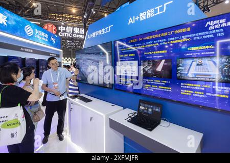 (240704) -- SHANGHAI, 4 luglio 2024 (Xinhua) -- le persone imparano a conoscere le fabbriche intelligenti alimentate dall'intelligenza artificiale presso lo stand di China Mobile durante la conferenza mondiale 2024 sull'intelligenza artificiale a Shanghai, Cina orientale, 4 luglio 2024. La Conferenza mondiale sull'intelligenza artificiale del 2024 e la riunione di alto livello sulla governance globale dell'intelligenza artificiale si sono aperte qui giovedì. La Conferenza mondiale sull'intelligenza artificiale si concentra sul tema "governare l'intelligenza artificiale per il bene e per tutti" quest'anno, con l'obiettivo di creare piattaforme di cooperazione e scambio internazionali che presentino apertura, inclusività e partecipazione paritaria, promuovere la governance globale dell'intelligenza artificiale e sviluppare un processo aperto, equo ed efficace Foto Stock