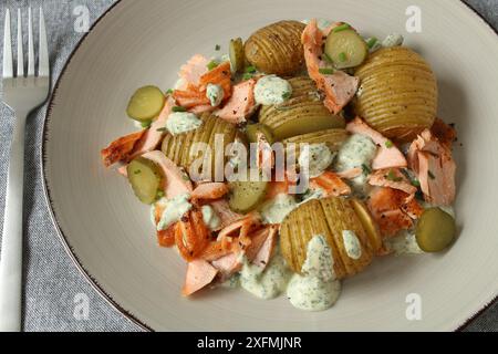 Insalata di patate Hasselback con crocchette e trota di salmone Foto Stock