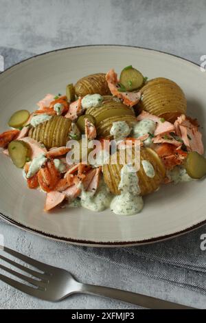 Insalata di patate Hasselback con crocchette e trota di salmone Foto Stock
