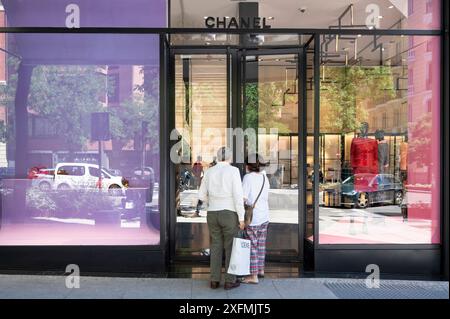 Madrid, Spagna. 14 giugno 2024. Gli acquirenti entrano nel negozio francese di abbigliamento e prodotti di bellezza Chanel, in Spagna. (Immagine di credito: © Xavi Lopez/SOPA Images via ZUMA Press Wire) SOLO PER USO EDITORIALE! Non per USO commerciale! Foto Stock