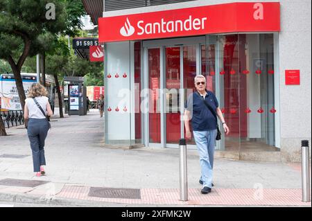 Madrid, Spagna. 4 luglio 2024. I pedoni passano davanti alla banca commerciale multinazionale spagnola e ai servizi finanziari, Santander Bank, in Spagna. (Foto di Xavi Lopez/SOPA Images/Sipa USA) credito: SIPA USA/Alamy Live News Foto Stock