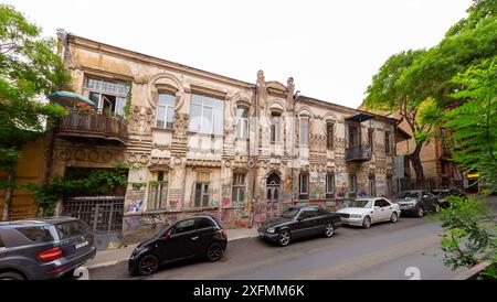 Tbilisi, Georgia - 17 GIUGNO 2024: Vista sulla strada e tradizionale architettura ornata a Tbilisi, la capitale della Georgia. Foto Stock