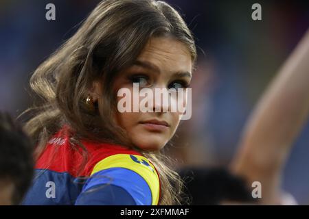 Monaco, Germania. 2 luglio 2024. Una tifosa rumena sembra triste perché la sua squadra ha perso 0:3 contro i Paesi Bassi nel turno di UEFA Euro 2024 16 all'Allianz Arena di Monaco, Germania Credit: Mickael Chavet/Alamy Live News Foto Stock