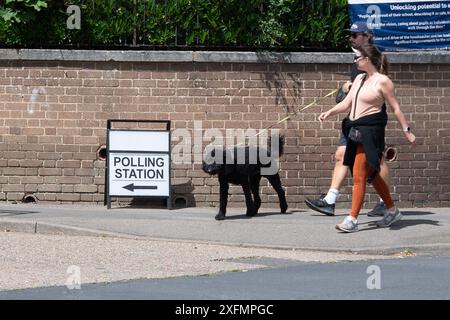 Windsor, Berkshire, Regno Unito. Votanti alla Polling Station di Dedworth, Windsor, Berkshire oggi. Gli attuali sondaggi indicano che a Windsor c'è un piccolo divario tra laburisti e conservatori. I liberali democratici sono stati votati dai residenti a Windsor alle ultime elezioni locali. Crediti: Maureen McLean/Alamy Live News Foto Stock