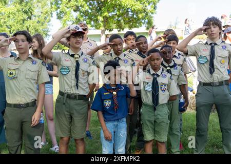 Austin, Texas USA, 4 luglio 2024. I membri di una truppa Boy Scout più un saluto Cub Scout mentre recitavano il Pledge of Allegiance agli Stati Uniti durante la parata annuale del quartiere di Barton Hills del 4 luglio. Alcune centinaia di residenti hanno percorso la parata di 1/2 km fino alla scuola elementare e hanno gustato biscotti, anguria e gelato. Crediti: Bob Daemmrich/Alamy Live News Foto Stock