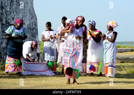 Donne che ballano con altri applaudono e suonano musica per danze tradizionali, Cacheu, Guinea-Bissau, febbraio 2015. Foto Stock