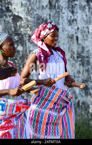 Donne che suonano musica per danze tradizionali, Cacheu, Guinea-Bissau, febbraio 2015. Foto Stock