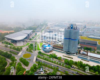 Monaco di Baviera, Germania - 08 luglio 2021: Vista panoramica aerea del Museo BMW, è un museo automobilistico della storia della BMW situato vicino all'Olympiapark a Monaco di Baviera, G. Foto Stock