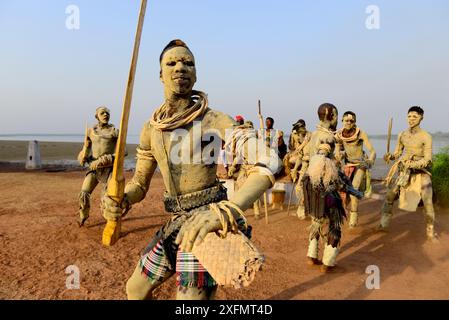 Uomini con pelle colorata con sabbia che partecipano alla danza tradizionale, isola di Bolama, riserva della biosfera UNESCO di Bijagos, Guinea Bissau, febbraio 2015. Foto Stock