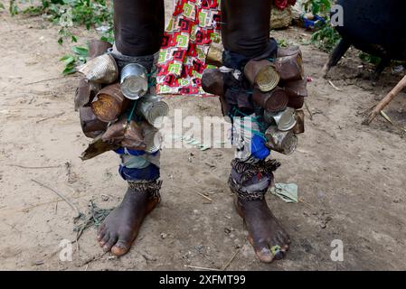 Tappe di partecipanti al carnevale, coperto di lattine di stagno, Eticoga, Orango Island, Bijagos UNESCO Biosphere Reserve, Guinea Bissau, febbraio 2015. Foto Stock