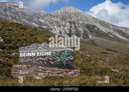 Segno in entrata del Beinn Eighe Riserva Naturale Nazionale vicino a Kinlochewe, Torridon, Highlands scozzesi, Scozia, Settembre Foto Stock