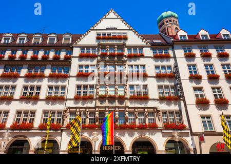 Monaco di Baviera, Germania - 06 luglio 2021: Negozio di abbigliamento Hirmer Mens bellissimo edificio in Kaufingerstrasse nel centro di Monaco di Baviera, Germania Foto Stock