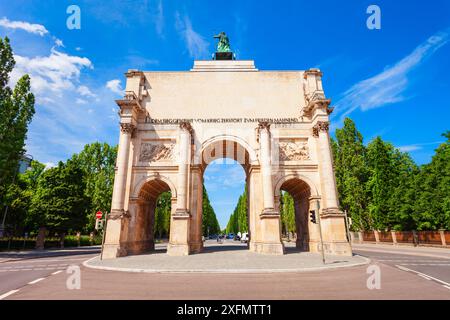 Monaco di Baviera, Germania - 06 luglio 2021: Il Siegestor o porta della Vittoria di Monaco è un arco commemorativo, coronato da una statua della Baviera con una quadriga di leone Foto Stock