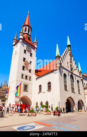 Monaco di Baviera, Germania - 06 luglio 2021: Il vecchio municipio o Altes Rathaus si trova in Marienplatz o Piazza Santa Maria, una piazza centrale nel centro di Monaco Foto Stock