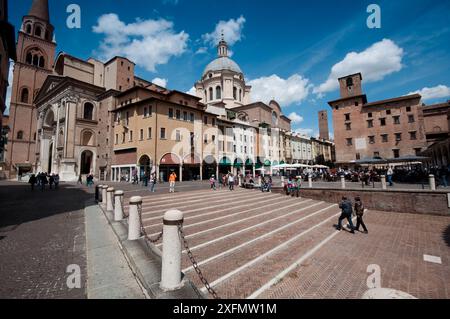 L'Italia, Lombardia, Mantova, Piazza delle Erbe e piazza della Basilica di Sant'Andrea Dome Foto Stock