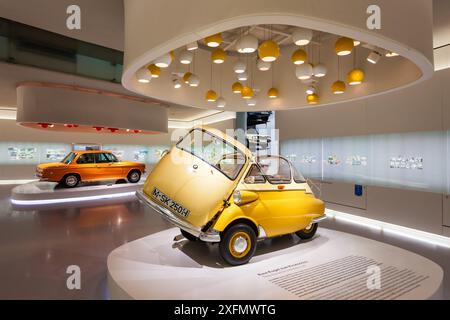 Monaco di Baviera, Germania - 08 luglio 2021: 1955 BMW Isetta 250 microcar al Museo BMW. Si tratta di un museo automobilistico della storia della BMW situato vicino all'Olympiapark in Foto Stock